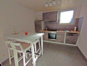 Réfrigérateur, un four, surface de cuisson, lave-vaisselle