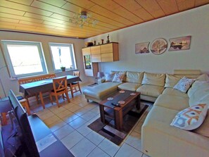 TV - Cosy holiday flat in a quiet location, close to Luxembourg and Trier (Ralingen)
