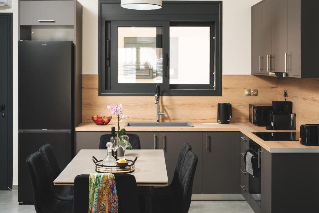 Private kitchen | Fridge, microwave, oven, stovetop