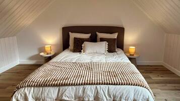 2 bedrooms, travel crib, free WiFi, bed sheets