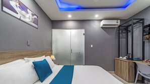 Une chambre d’hôtel moderne équipée d’un lit, d’un bureau et d’une armoire.