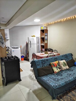 Living area - Ground floor one-bedroom apartment in a condominium with swimming pools and 100 meters from the sea in Florianópolis, SC. (Florianópolis)