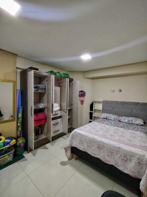 1 bedroom, iron/ironing board, WiFi, bed sheets - Ground floor one-bedroom apartment in a condominium with swimming pools and 100 meters from the sea in Florianópolis, SC. (Florianópolis)