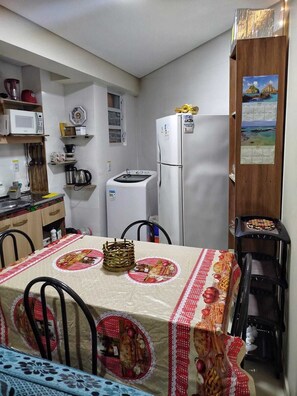 Private kitchen - Ground floor one-bedroom apartment in a condominium with swimming pools and 100 meters from the sea in Florianópolis, SC. (Florianópolis)