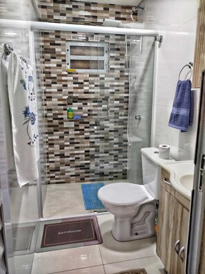 Douche, sèche-cheveux, serviettes fournies, papier toilette