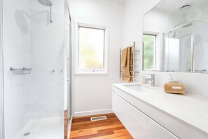 Dusche, Haartrockner, Handtücher, Shampoo
