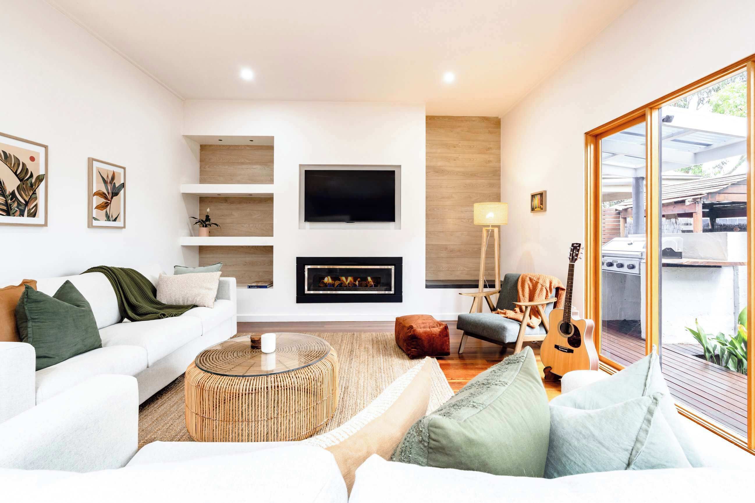 Una televisión, una chimenea, una oficina