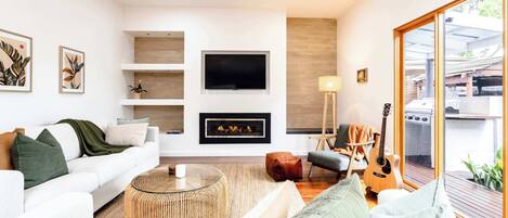 Télévision, cheminée, espaces bureaux