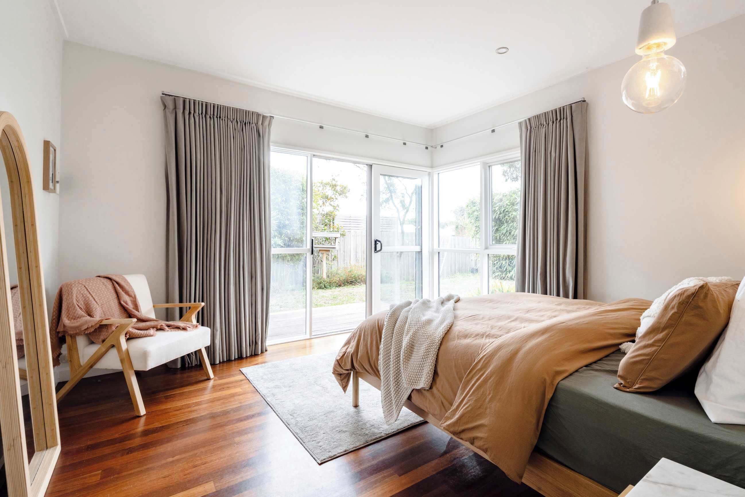 Desk, iron/ironing board, WiFi, bed sheets