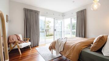 Desk, iron/ironing board, WiFi, bed sheets