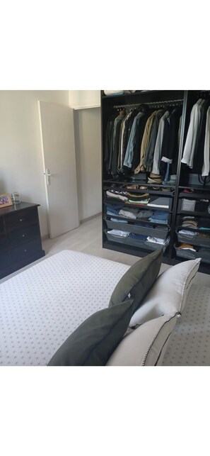2 habitaciones, tabla de planchar con plancha y wifi gratis 