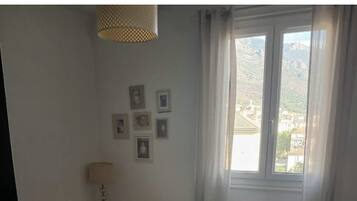 2 bedrooms, iron/ironing board, free WiFi