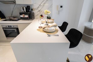 Luxury-Studio, Balkon, Stadtblick | Essbereich im Zimmer