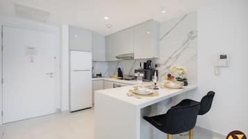 Luksus-studiolejlighed - balkon - byudsigt | Privat køkken | Køleskab/fryser i fuld størrelse, mikrobølgeovn, ovn, kogeplade