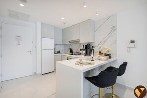 Luksus-studiolejlighed - balkon - byudsigt | Privat køkken | Køleskab/fryser i fuld størrelse, mikrobølgeovn, ovn, kogeplade