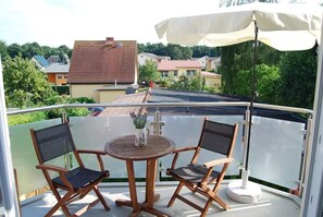 Outdoor dining - Sunny 70m² Maisonette in Koserow: Near Beach, 2 Bedrooms, Balcony, Parking (Koserow)