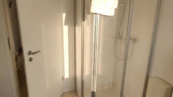 Dusche, Haartrockner, Handtücher, Seife