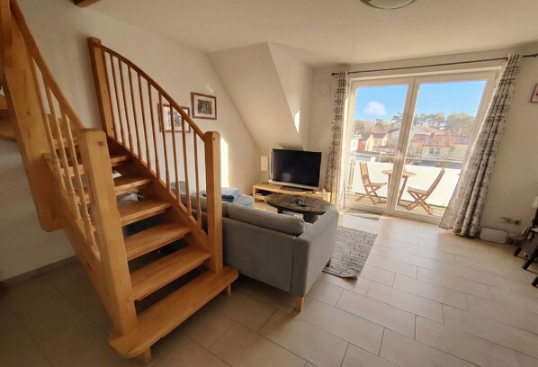 TV, books - Sunny 70m² Maisonette in Koserow: Near Beach, 2 Bedrooms, Balcony, Parking (Koserow)