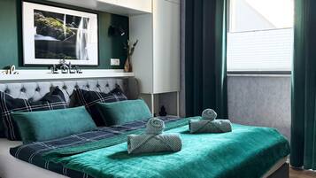 Tabla de planchar con plancha, cuna de viaje, wifi gratis y ropa de cama