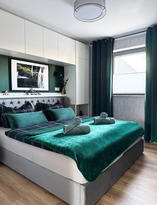 Iron/ironing board, travel crib, free WiFi, bed sheets - Modern apartment in the heart of the Vogtland with a large garden & view of the water (Oelsnitz/Vogtl.)