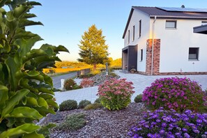 Property grounds - Modern apartment in the heart of the Vogtland with a large garden & view of the water (Oelsnitz/Vogtl.)