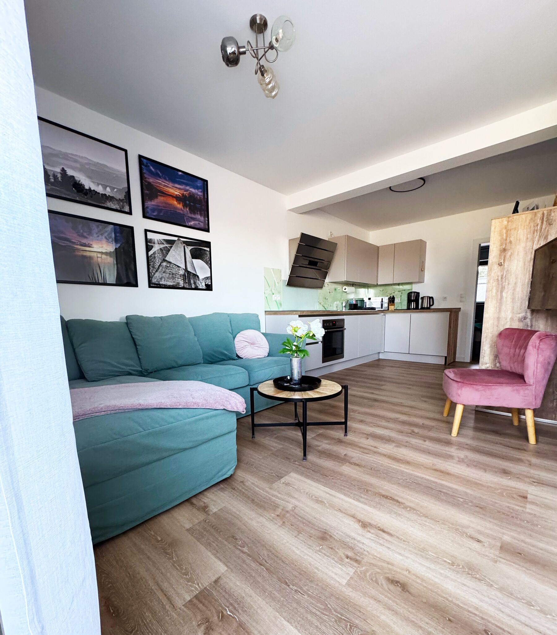 Una Smart TV, libros, un reproductor estéreo