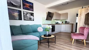 Una Smart TV, libros, un reproductor estéreo