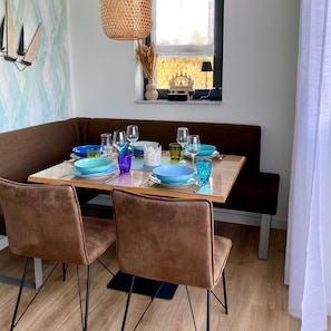 Dining - Modern apartment in the heart of the Vogtland with a large garden & view of the water (Oelsnitz/Vogtl.)