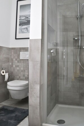 Shower, hair dryer, towels, soap - Modern apartment in the heart of the Vogtland with a large garden & view of the water (Oelsnitz/Vogtl.)