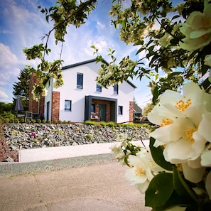 Exterior - Modern apartment in the heart of the Vogtland with a large garden & view of the water (Oelsnitz/Vogtl.)
