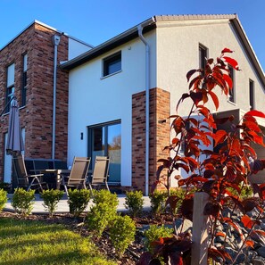 Terrace/patio - Modern apartment in the heart of the Vogtland with a large garden & view of the water (Oelsnitz/Vogtl.)