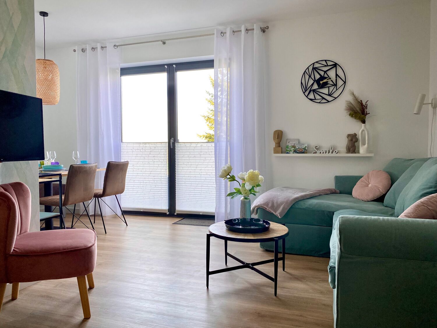 Una Smart TV, libros, un reproductor estéreo