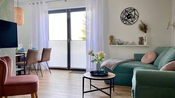 Una Smart TV, libros, un reproductor estéreo