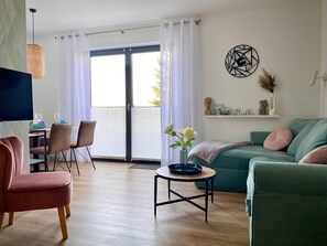 Smart TV, books, stereo - Modern apartment in the heart of the Vogtland with a large garden & view of the water (Oelsnitz/Vogtl.)