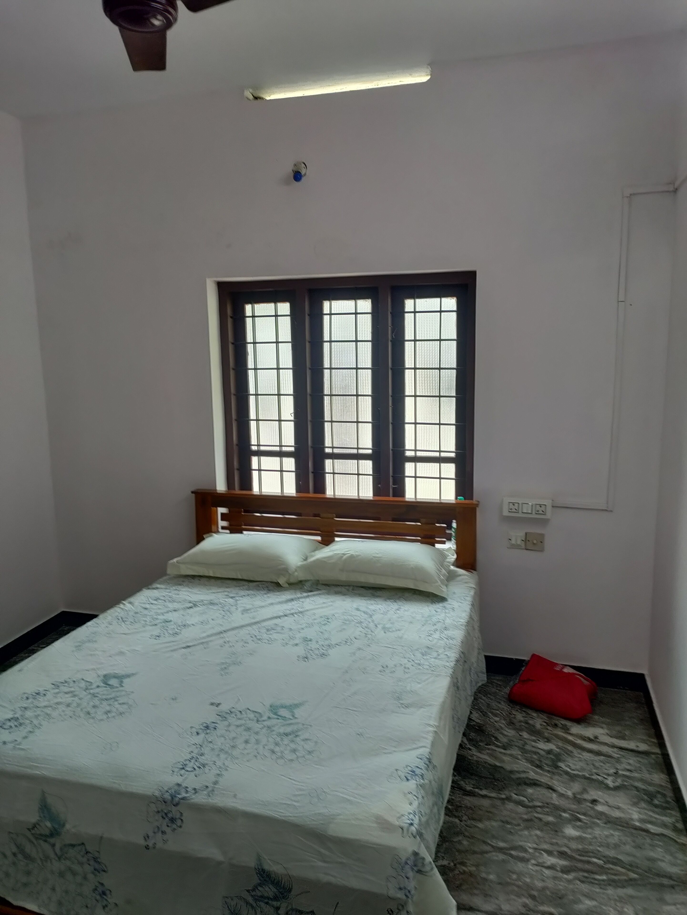 4 slaapkamers, een bureau, een strijkplank/strijkijzer, gratis wifi