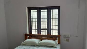 4 slaapkamers, een bureau, een strijkplank/strijkijzer, gratis wifi