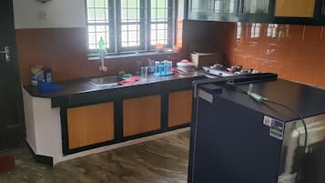 Jääkaappi, uuni, liesi, vedenkeitin