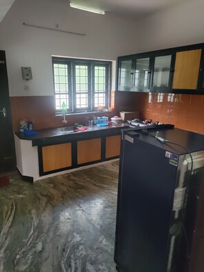 Jääkaappi, uuni, liesi, vedenkeitin