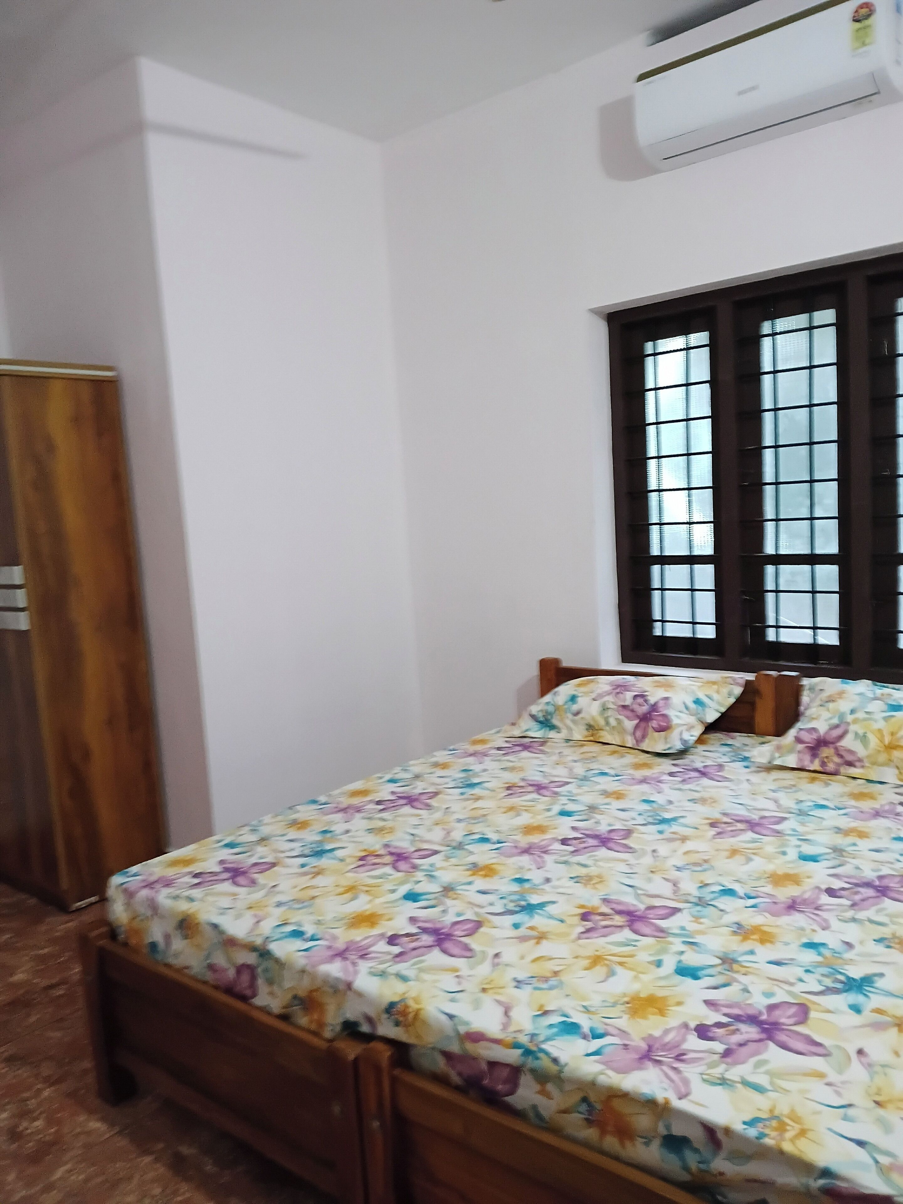 4 bedrooms, desk, iron/ironing board, free WiFi