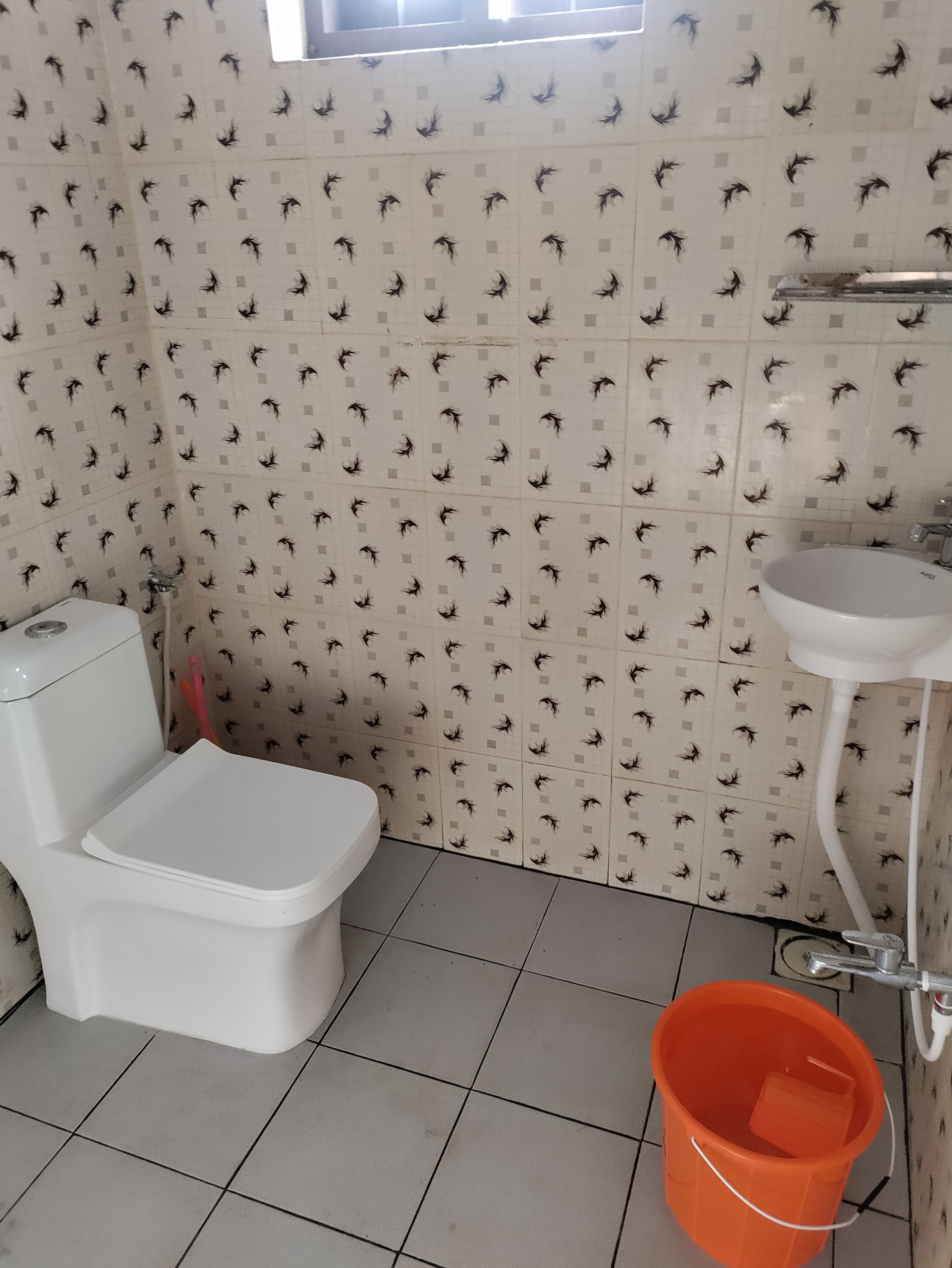 Een douche, handdoeken, zeep, shampoo