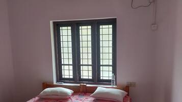 4 makuuhuonetta, työpöytä, silitysrauta/-lauta, ilmainen Wi-Fi