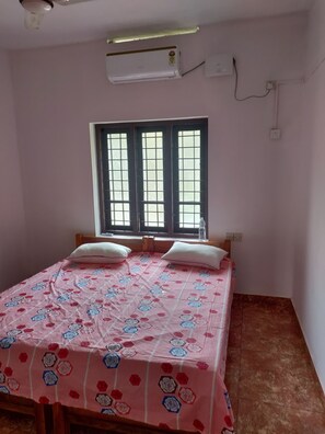 4 makuuhuonetta, työpöytä, silitysrauta/-lauta, ilmainen Wi-Fi