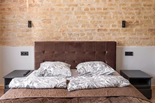 Parkside 2-bedroom ground-floor apartment sleeps 6