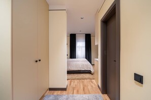 Desk, iron/ironing board, WiFi, bed sheets - 2026 brand-new premium apartment & private parking (Riga)