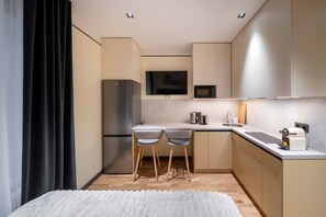 Fridge, microwave, stovetop, coffee/tea maker - New 2026 Designer`s apartment with private parking (Rīga)
