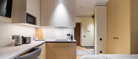 Escritorio, insonorización, tabla de planchar con plancha y wifi