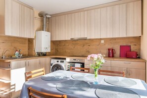 Fridge, microwave, oven, stovetop - Private 120m² House with 1000m² Garden | 8 Guests (Riga)