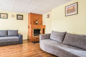 Televisión y chimenea 