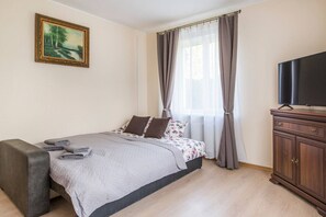 Escritorio, tabla de planchar con plancha, wifi y ropa de cama 