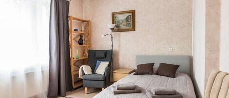 Työpöytä, silitysrauta/-lauta, Wi-Fi, vuodevaatteet